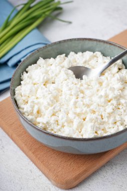 Hafif arka planda lezzetli süzme peynirli kase