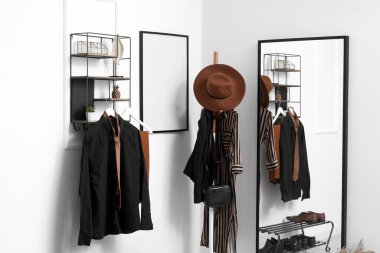 Ayna, askı ve rafları olan ışık koridorunun içi