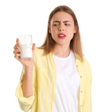 Laktoz duyarlılığı olan genç bir kadın beyaza izole edilmiş.