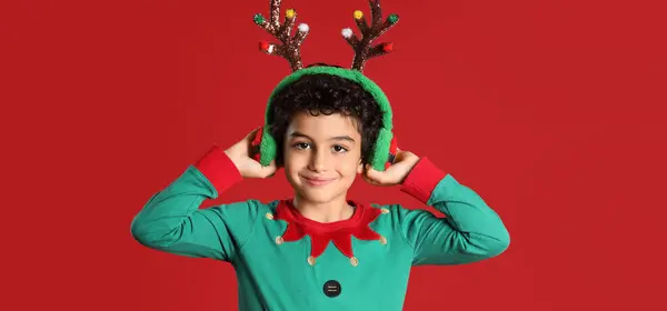 Leuke Kleine Jongen Elf Kostuum Met Herten Hoorns Rode Achtergrond — Stockfoto