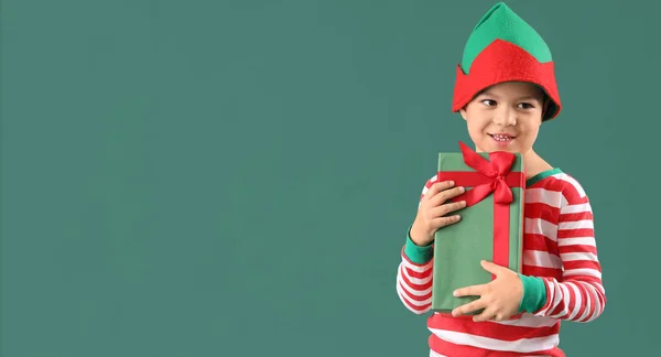 Söt Liten Pojke Nisse Kostym Och Med Julklapp Grön Bakgrund — Stockfoto