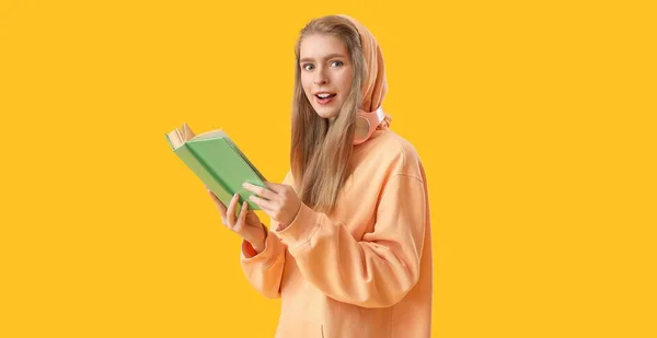 Mujer Joven Sudadera Con Capucha Libro Lectura Sobre Fondo Amarillo — Foto de Stock