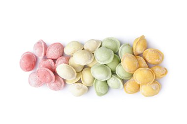 Beyaz arkaplanda renkli çiğ hamur köfteleri