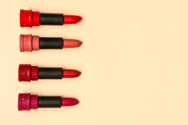 Bej arkaplanda farklı yeni ruj izleri