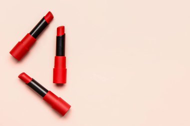 Pembe arka planda yeni kırmızı ruj