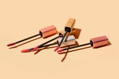 Bej arkaplanda farklı ruj fırçaları