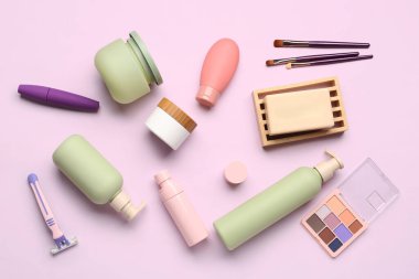 Leylak arka planında farklı kozmetik ürünleri seti