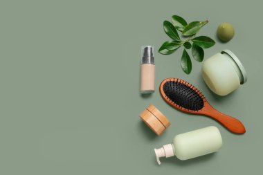 Renkli arka planda farklı kozmetik ürünleri, saç fırçası ve makyaj süngeri olan kompozisyon