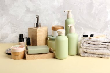 Renk tablosunda farklı kozmetik ürünleri, havlular ve diş fırçaları.