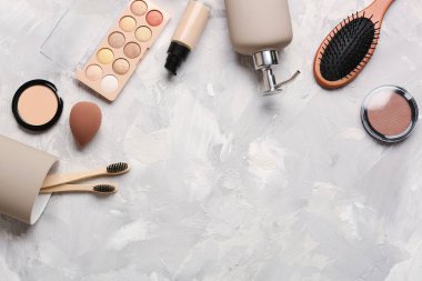 Arkaplanda kozmetik ürünler ve banyo malzemeleri var.