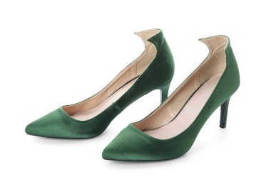 Beyaz arka planda zarif yeşil topuklar