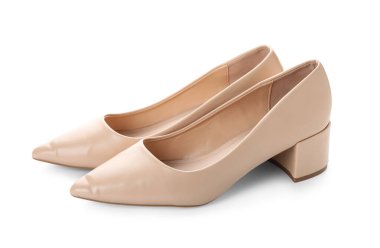 Beyaz arka planda şık bej topuklu