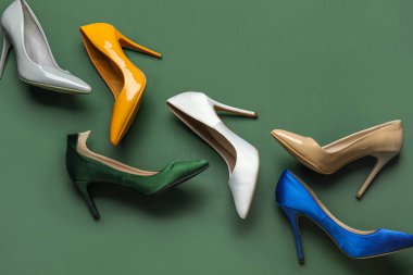 Yeşil arka planda farklı stil yüksek topuklar