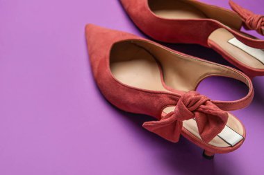 Mor arkaplanda şık pembe ayakkabılar