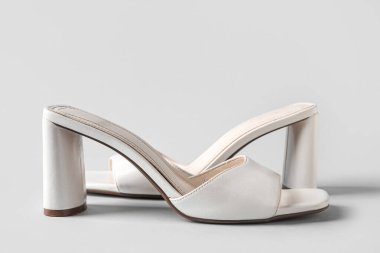 Beyaz arkaplanda şık sandaletler