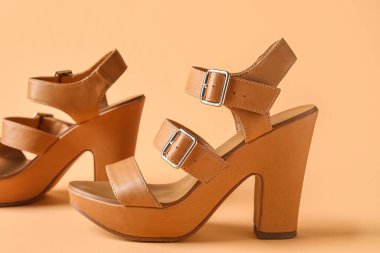 Sarı arkaplanda kahverengi sandaletler