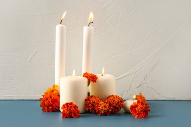 Arka planda kadife çiçekleri olan mumlar yakmak. Meksika Ölüler Günü 'nün Kutlaması (El Dia de Muertos)