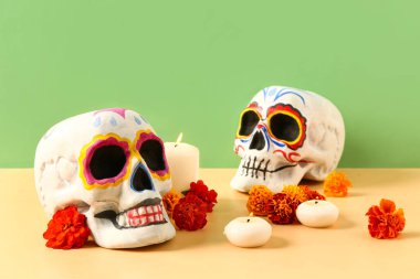 Kadife çiçekli boyalı kafatasları ve renkli arka planda mumlar. Meksika Ölüler Günü 'nün Kutlaması (El Dia de Muertos)
