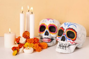 Kadife çiçekli boyalı kafatasları ve renkli arka planda mumlar. Meksika Ölüler Günü 'nün Kutlaması (El Dia de Muertos)