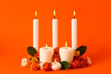 Turuncu arka planda kadife çiçekli mumlar yakmak. Meksika Ölüler Günü 'nün Kutlaması (El Dia de Muertos)