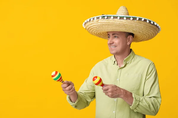 Schöner Reifer Mexikanischer Mann Mit Sombrero Hut Und Maracas Auf — Stockfoto