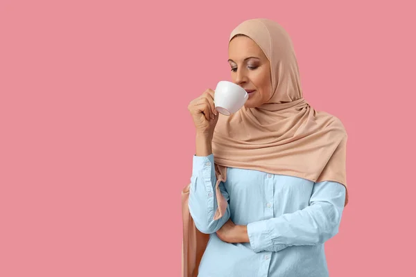 Starší Muslimská Žena Hidžábu Šálkem Kávy Růžovém Pozadí — Stock fotografie