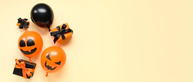 Farklı komik Cadılar Bayramı balonları ve bej arkaplan üzerinde hediye kutuları metin için alan