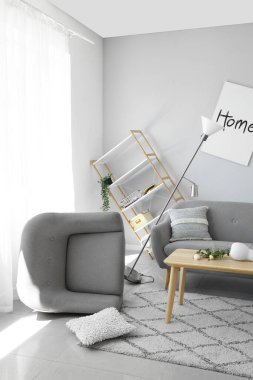 Sofra ve koltuk dağınık oturma odasında.