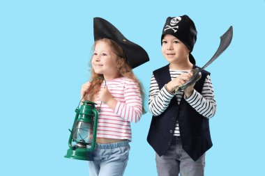 Mavi arka planda feneri ve kılıcı olan sevimli küçük korsanlar.