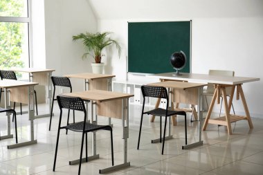 Modern, şık, boş sınıfın içi.