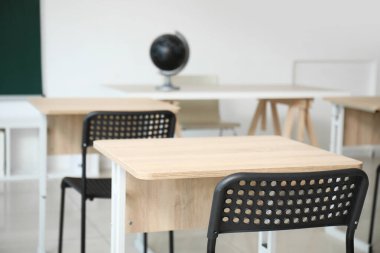 Modern, şık, boş sınıfın içi.