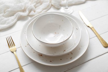 Beyaz ahşap arka planda modern tablo ayarları