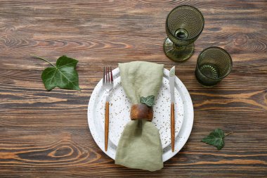 Kahverengi ahşap arka planda modern masa ayarları