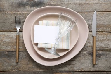 Kahverengi ahşap arka planda kartı olan modern masa ayarları