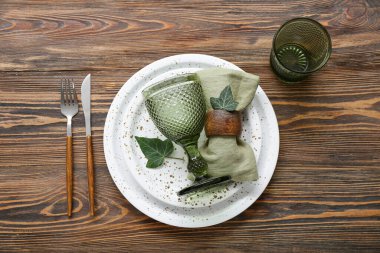 Kahverengi ahşap arka planda modern masa ayarları