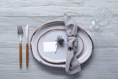 Gri ahşap arka planda kartı olan modern masa ayarları