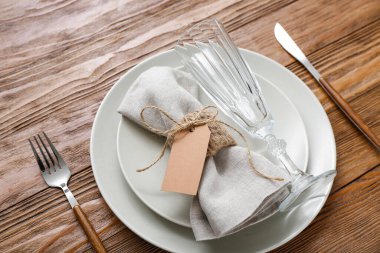 Kahverengi ahşap arka planda modern masa ayarları