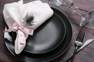 Kahverengi ahşap arka planda zarif modern masa.