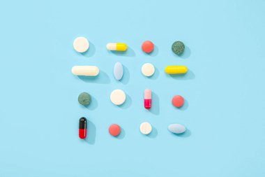 Mavi arka planda farklı haplar