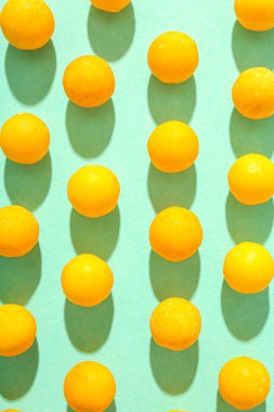 Mavi arka planda sarı haplar