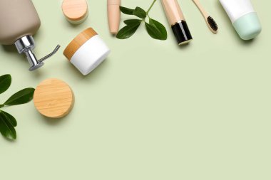 Renk arkaplan üzerinde farklı kozmetik ürünleri ve bitki dalları içeren kompozisyon