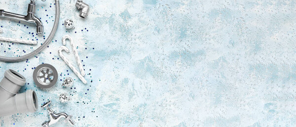 Сантехника с рождественским декором на синем фоне гранж с пространством для текста