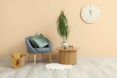 Oturma odasının içinde koltuk ve masa var.