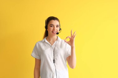 Kadın teknik destek ajanı sarı arka planda iyi görünüyor