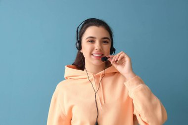 Mavi arka planda bayan teknik destek aracı