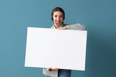 Mavi arka planda boş posteri olan kadın teknik destek ajanı