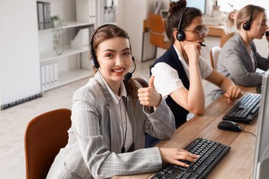 Ofiste çalışan kadın teknik destek ajanları