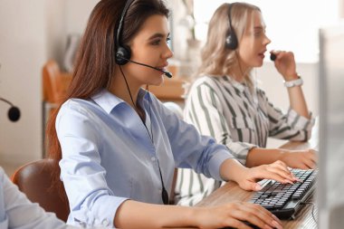 Ofiste çalışan kadın teknik destek ajanları