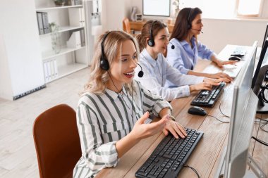 Ofiste çalışan kadın teknik destek ajanları