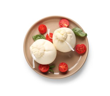 Beyaz arka planda lezzetli Burrata peyniri tabağı